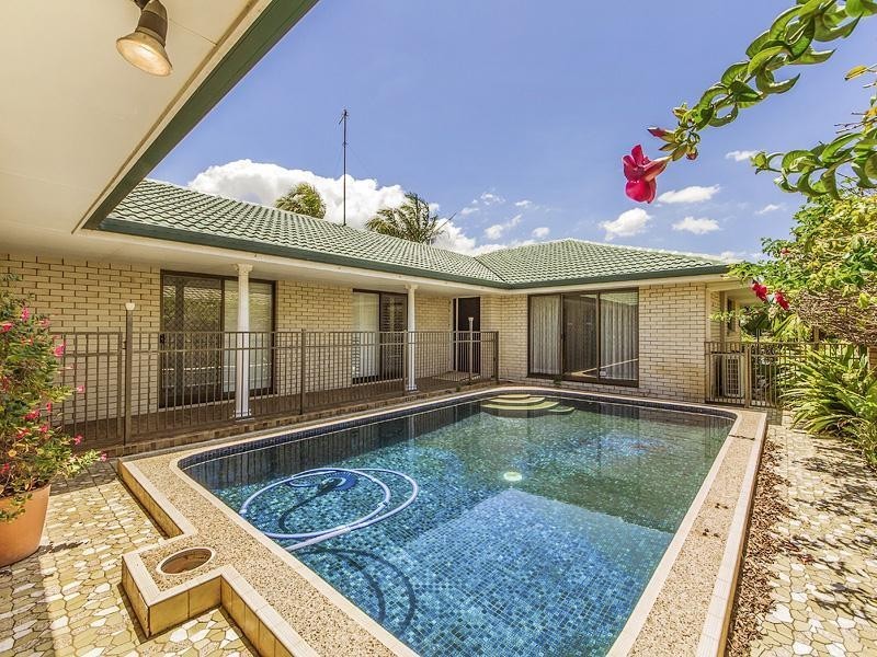 10 La Spezia Court, Isle Of Capri QLD 4217