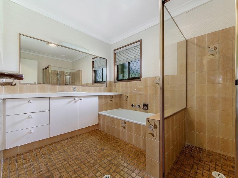 10 La Spezia Court, Isle Of Capri QLD 4217