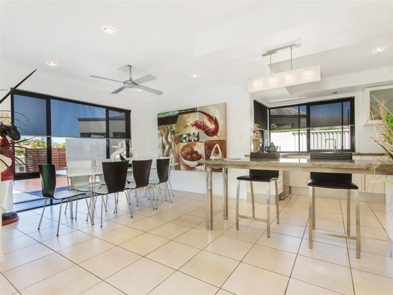 2 Kookaburra Crt, Sorrento QLD 4217
