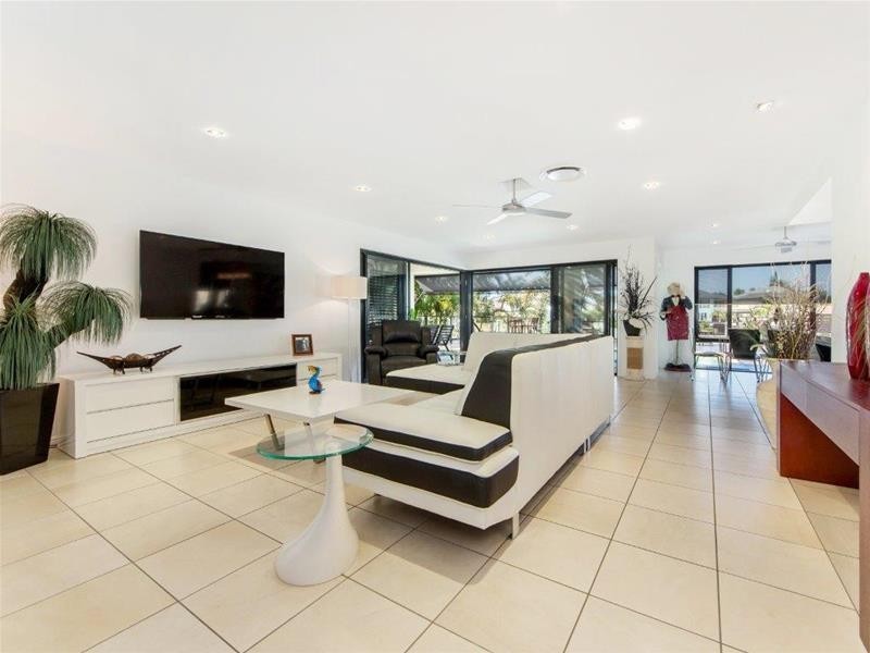 2 Kookaburra Crt, Sorrento QLD 4217