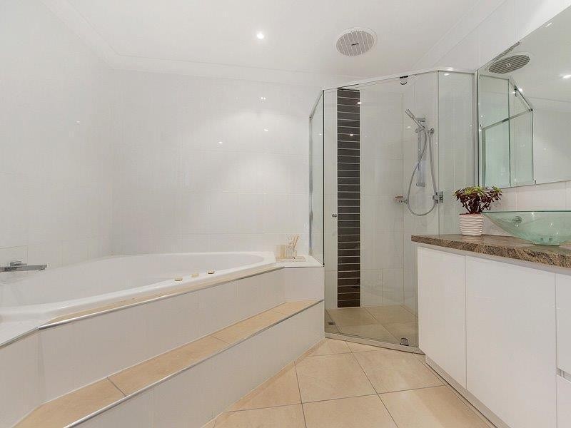 2 Kookaburra Crt, Sorrento QLD 4217