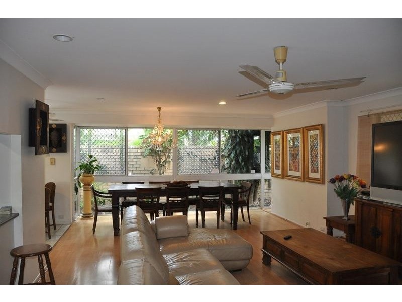 2  St Pauls Place, Isle Of Capri QLD 4217