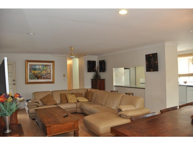 2  St Pauls Place, Isle Of Capri QLD 4217