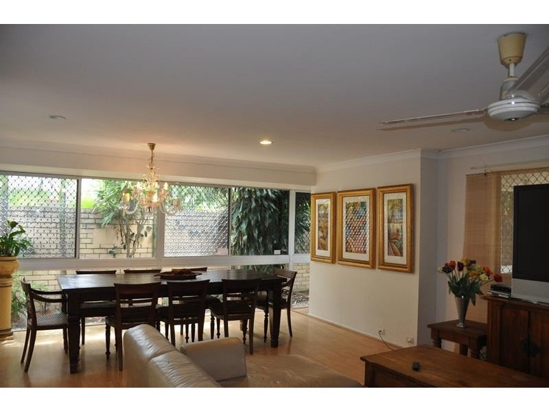 2  St Pauls Place, Isle Of Capri QLD 4217