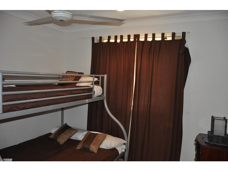 2  St Pauls Place, Isle Of Capri QLD 4217