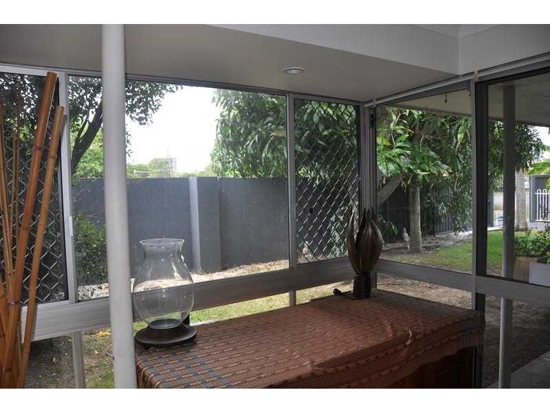 2  St Pauls Place, Isle Of Capri QLD 4217