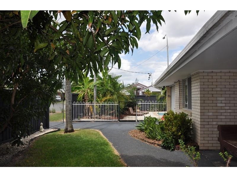 2  St Pauls Place, Isle Of Capri QLD 4217