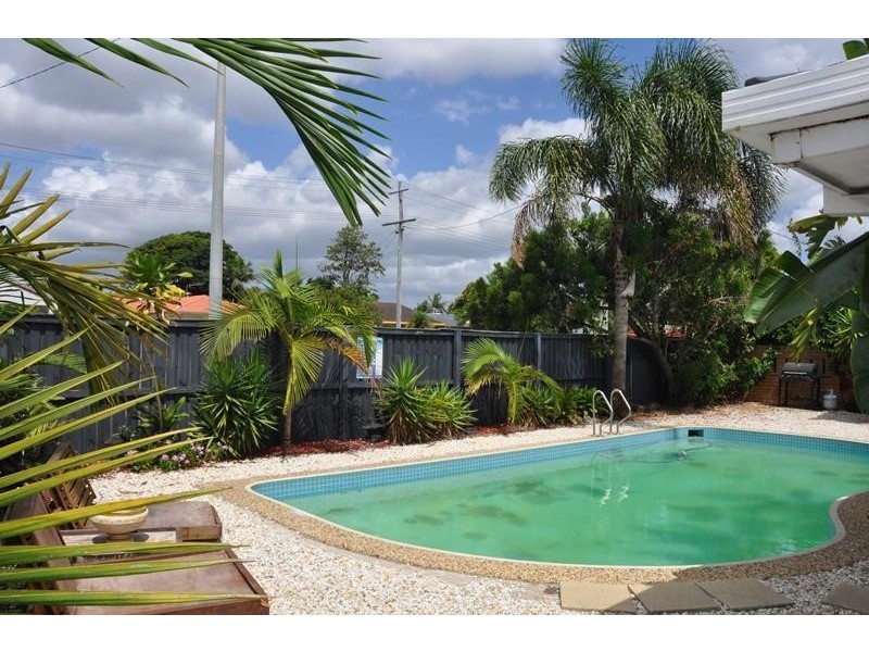 2  St Pauls Place, Isle Of Capri QLD 4217