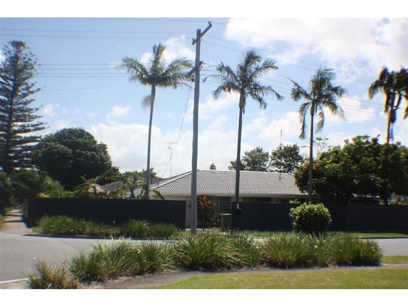 2  St Pauls Place, Isle Of Capri QLD 4217
