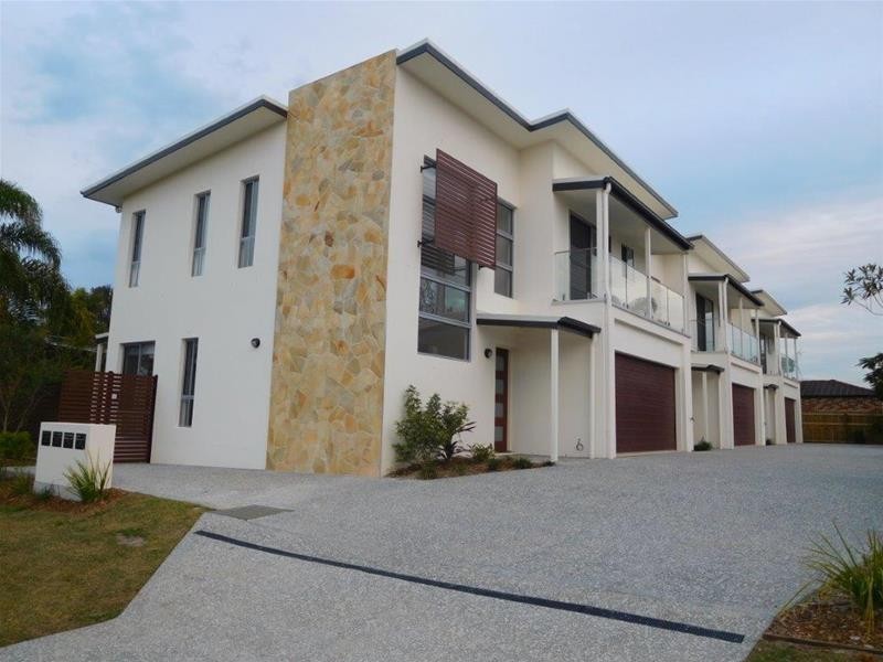 2/128 Eugaree Street, Southport QLD 4215