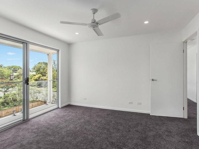 2/128 Eugaree Street, Southport QLD 4215