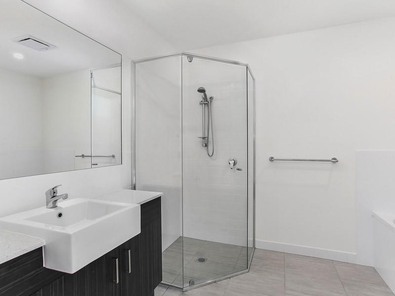 2/128 Eugaree Street, Southport QLD 4215