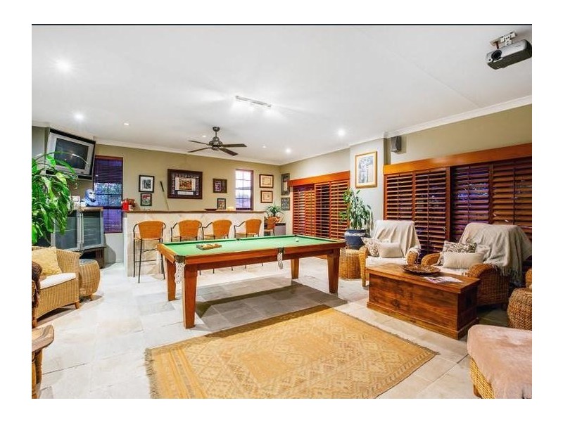 343 Bayview Street, Hollywell QLD 4216