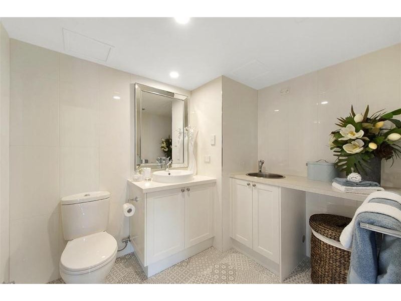 ‘Longbeach’ 28 Northcliffe Terrace, Surfers Paradise QLD 4217