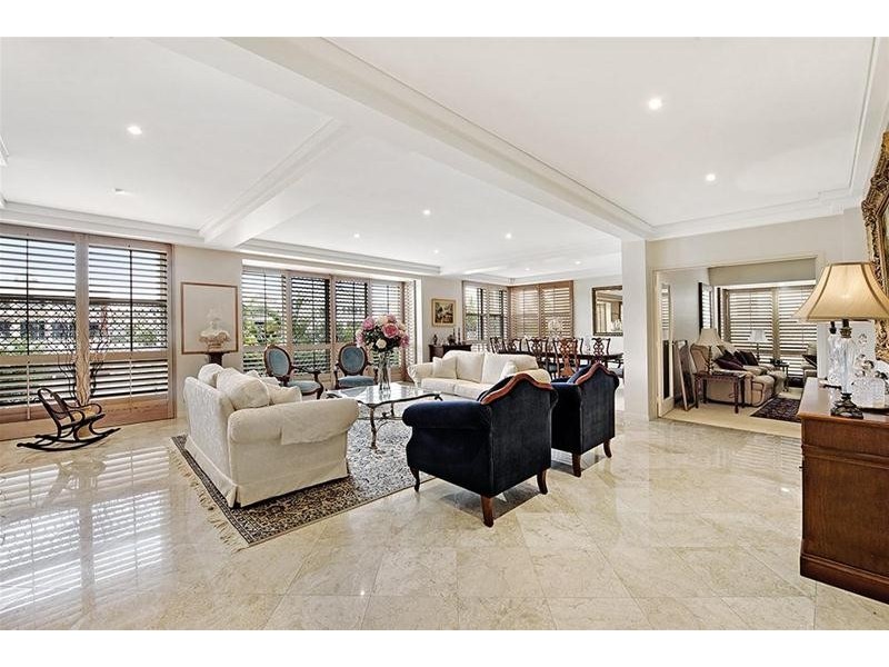 102 Commodore Drive, Paradise Waters QLD 4217