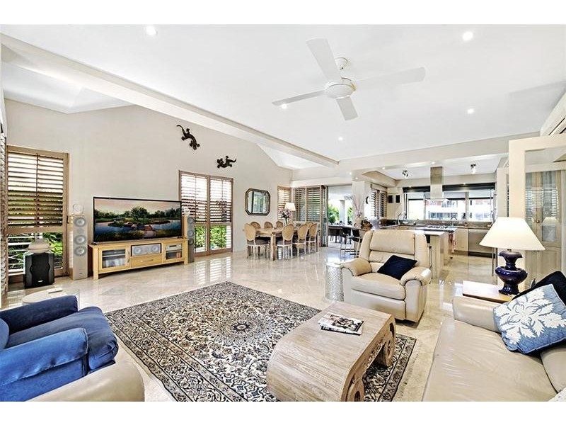 102 Commodore Drive, Paradise Waters QLD 4217