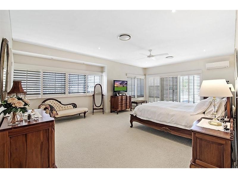 102 Commodore Drive, Paradise Waters QLD 4217