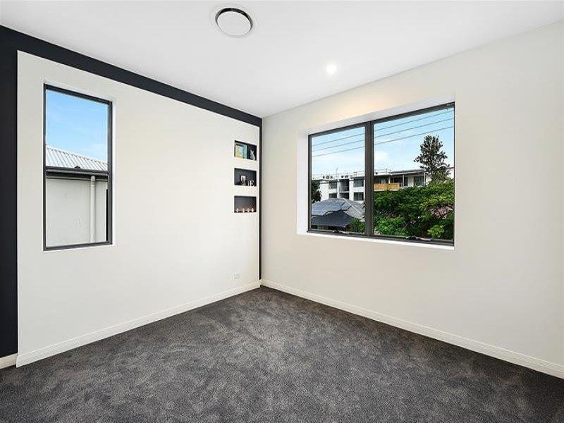 2/7 Heeb Street, Bundall QLD 4217