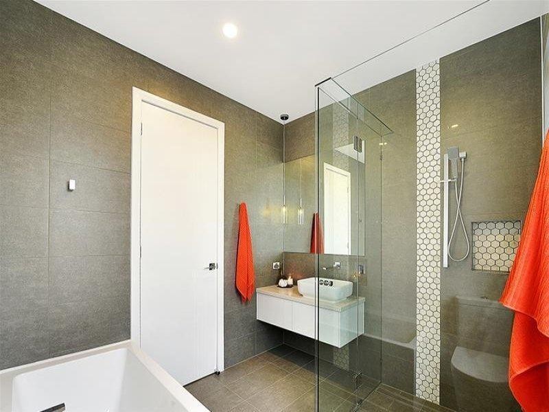 2/7 Heeb Street, Bundall QLD 4217