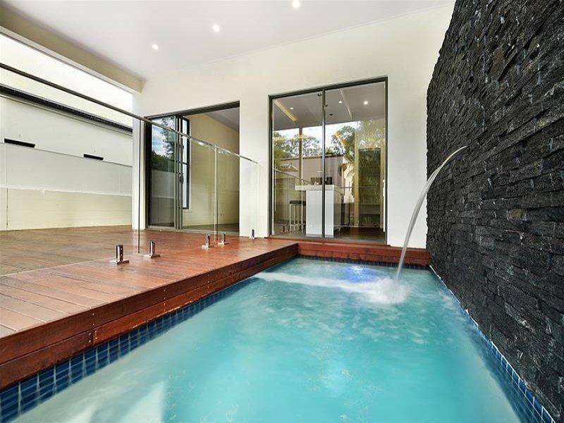 2/7 Heeb Street, Bundall QLD 4217