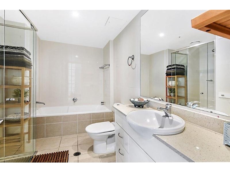 2004/1 Como Crescent, Southport QLD 4215