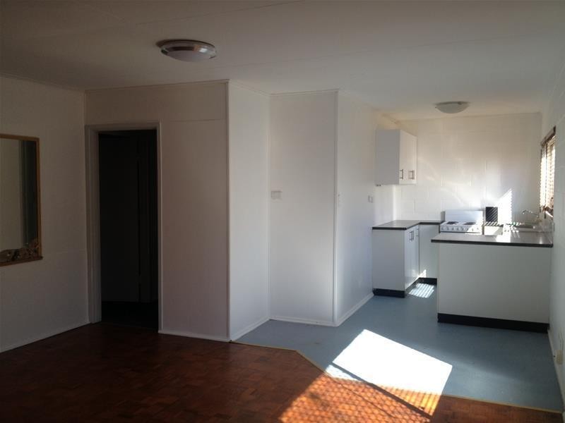 25 Leonard Avenue, Surfers Paradise QLD 4217