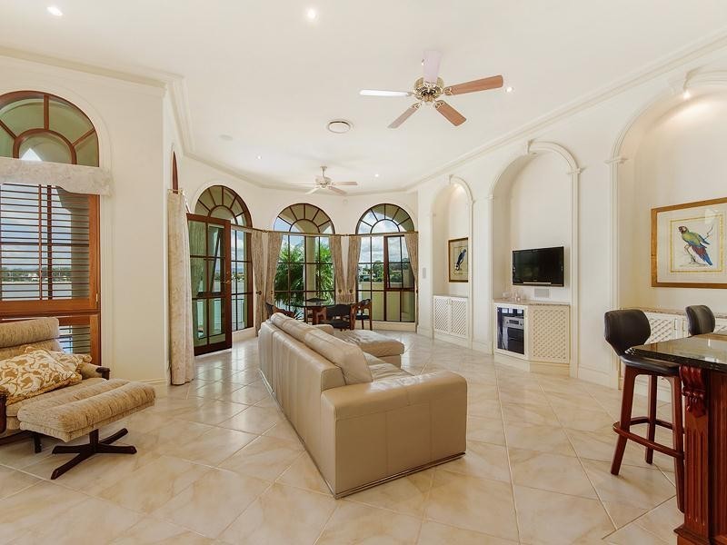 102 Admiralty Drive, Paradise Waters QLD 4217