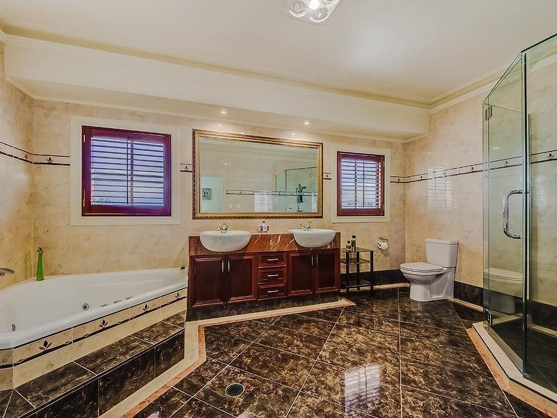 102 Admiralty Drive, Paradise Waters QLD 4217