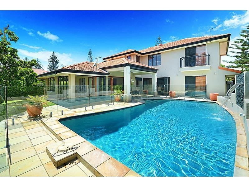 10 St Pauls Place, Isle Of Capri QLD 4217