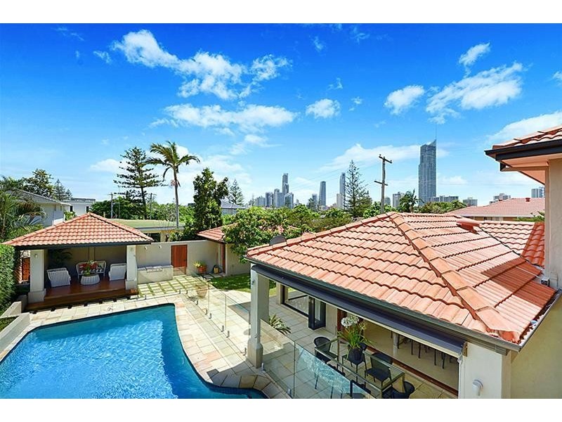 10 St Pauls Place, Isle Of Capri QLD 4217