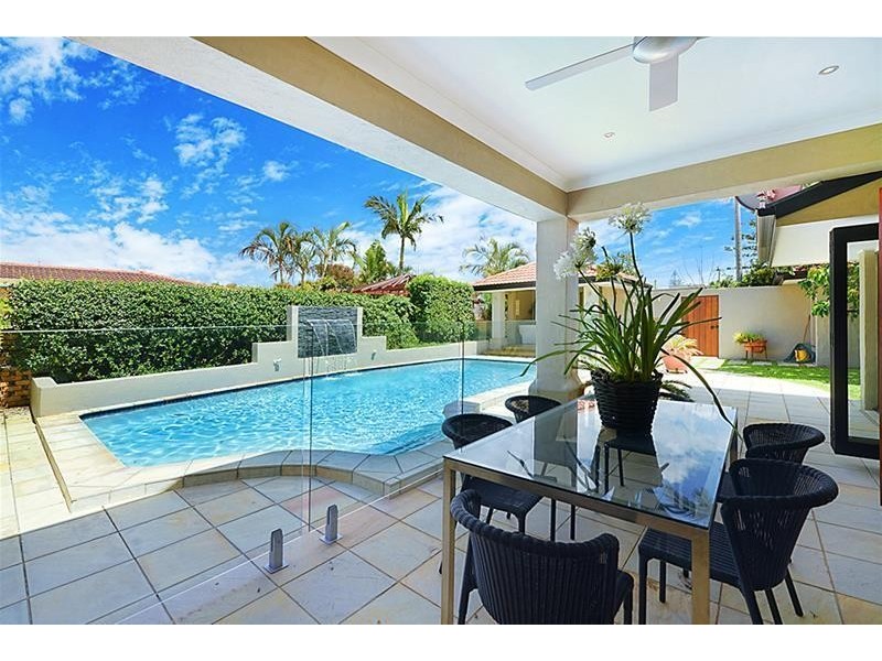 10 St Pauls Place, Isle Of Capri QLD 4217