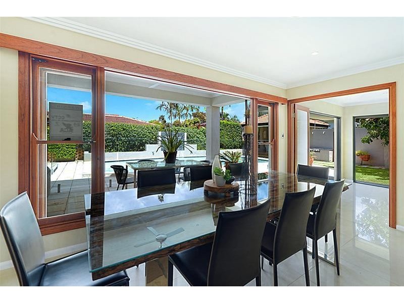 10 St Pauls Place, Isle Of Capri QLD 4217