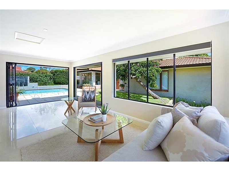 10 St Pauls Place, Isle Of Capri QLD 4217