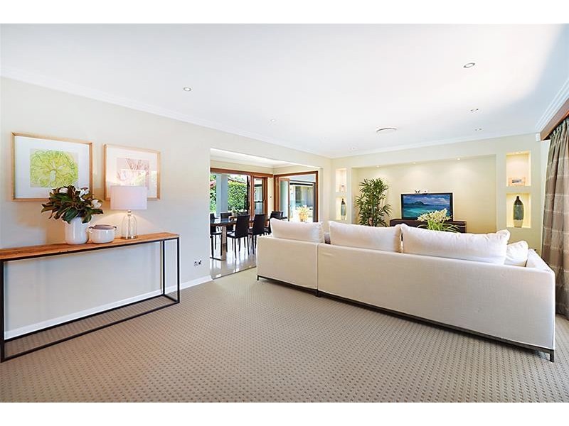 10 St Pauls Place, Isle Of Capri QLD 4217