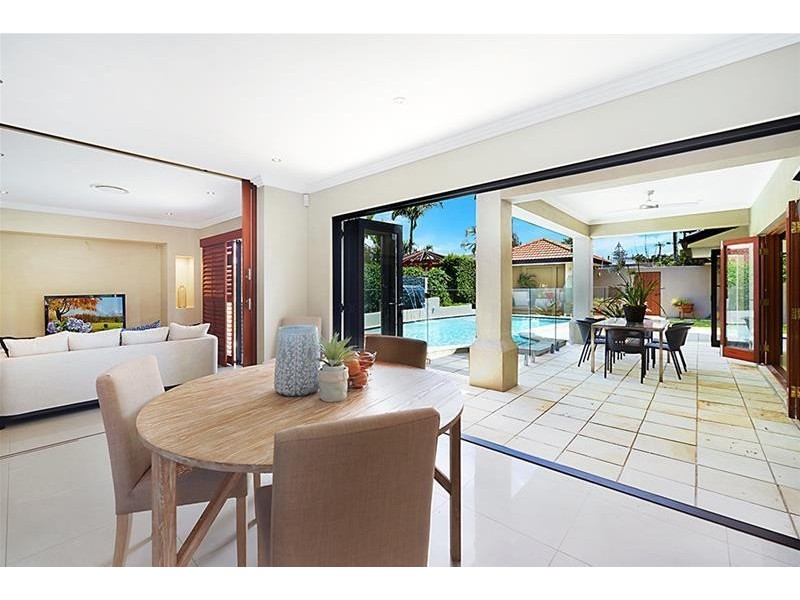 10 St Pauls Place, Isle Of Capri QLD 4217