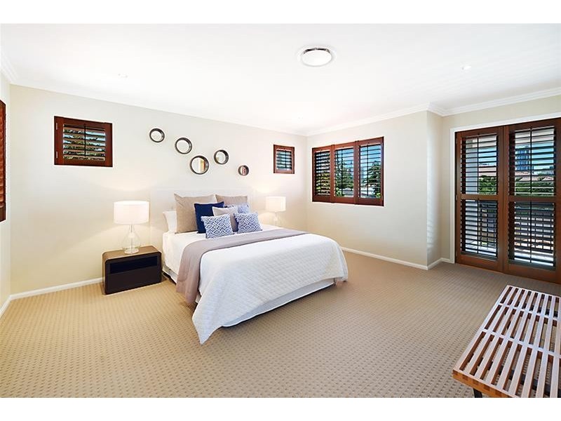 10 St Pauls Place, Isle Of Capri QLD 4217