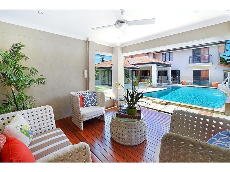 10 St Pauls Place, Isle Of Capri QLD 4217