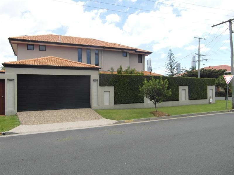 10 St Pauls Place, Isle Of Capri QLD 4217