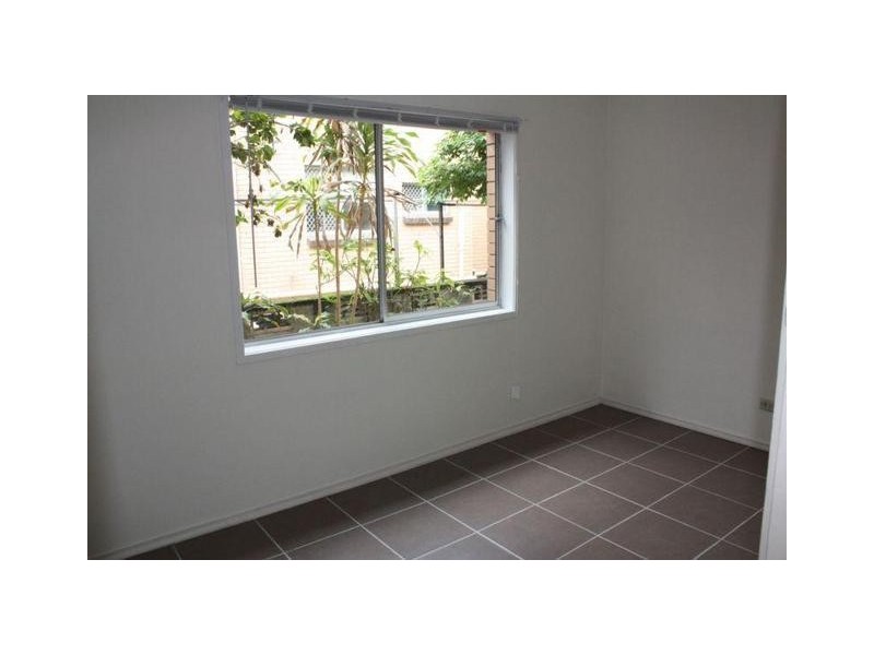 2/6 Weemala Street, Chevron Island QLD 4217