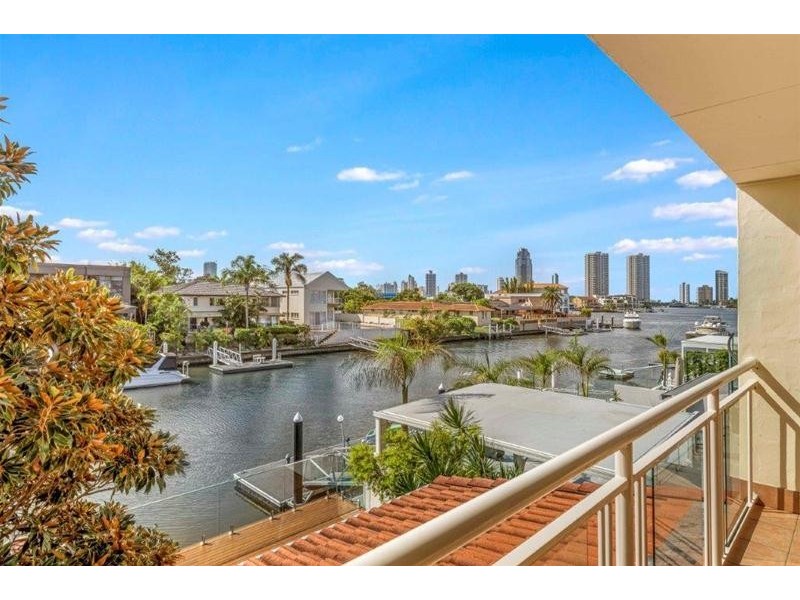 2/133 Stanhill Drive, Chevron Island QLD 4217