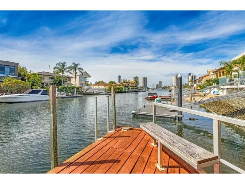 2/133 Stanhill Drive, Chevron Island QLD 4217