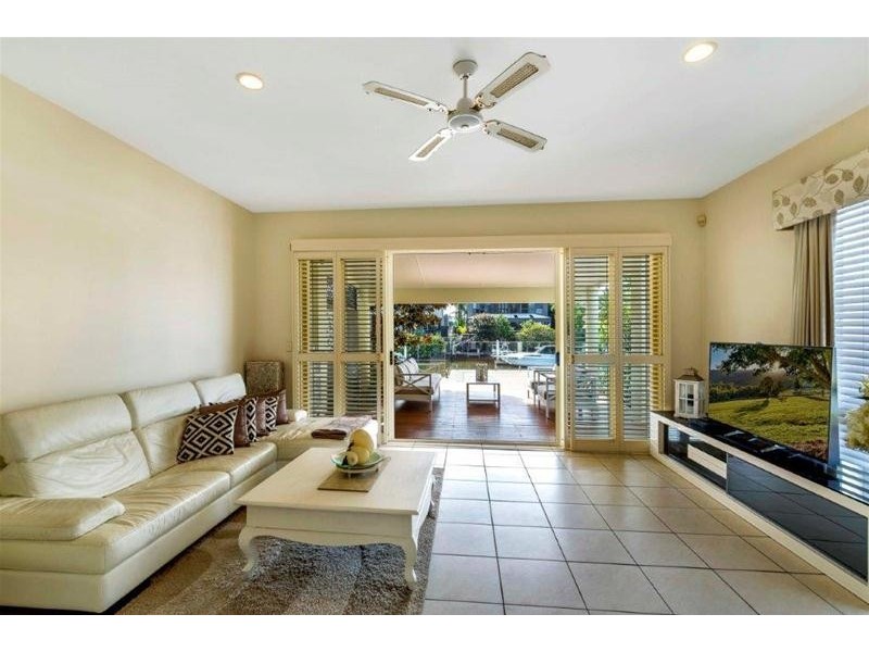 2/133 Stanhill Drive, Chevron Island QLD 4217