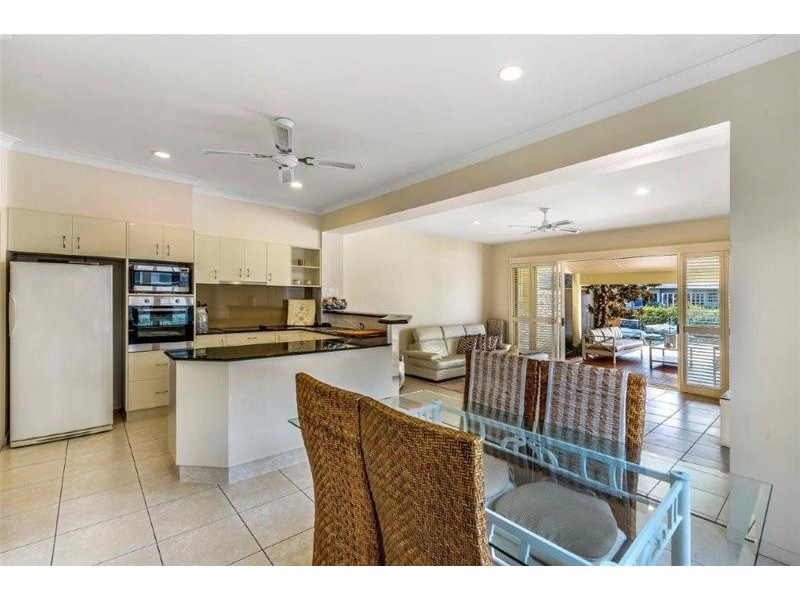 2/133 Stanhill Drive, Chevron Island QLD 4217