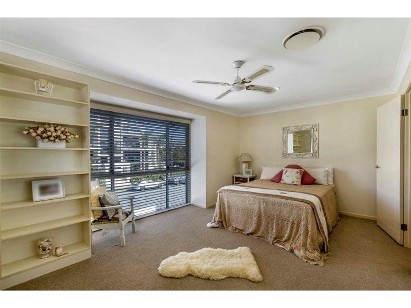 2/133 Stanhill Drive, Chevron Island QLD 4217