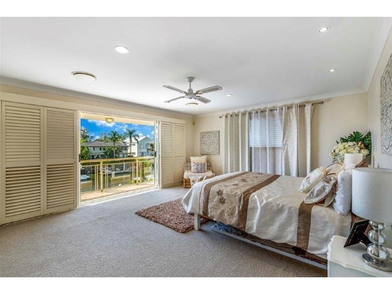 2/133 Stanhill Drive, Chevron Island QLD 4217