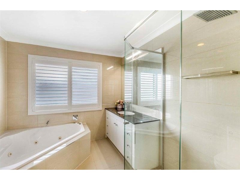 2/133 Stanhill Drive, Chevron Island QLD 4217