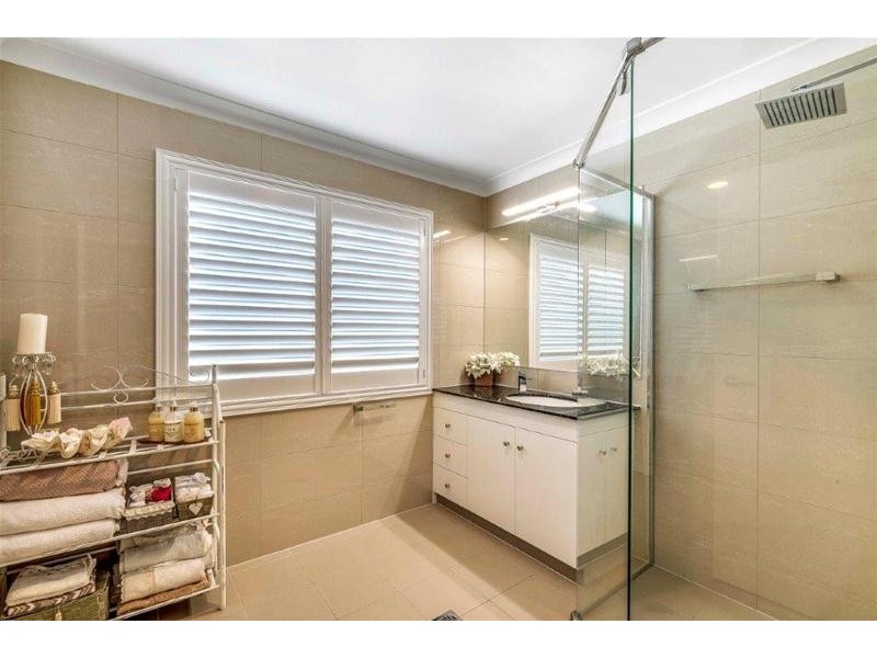 2/133 Stanhill Drive, Chevron Island QLD 4217