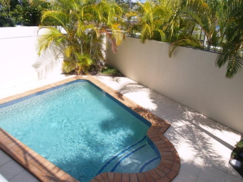 25 Rankin Parade, Main Beach QLD 4217