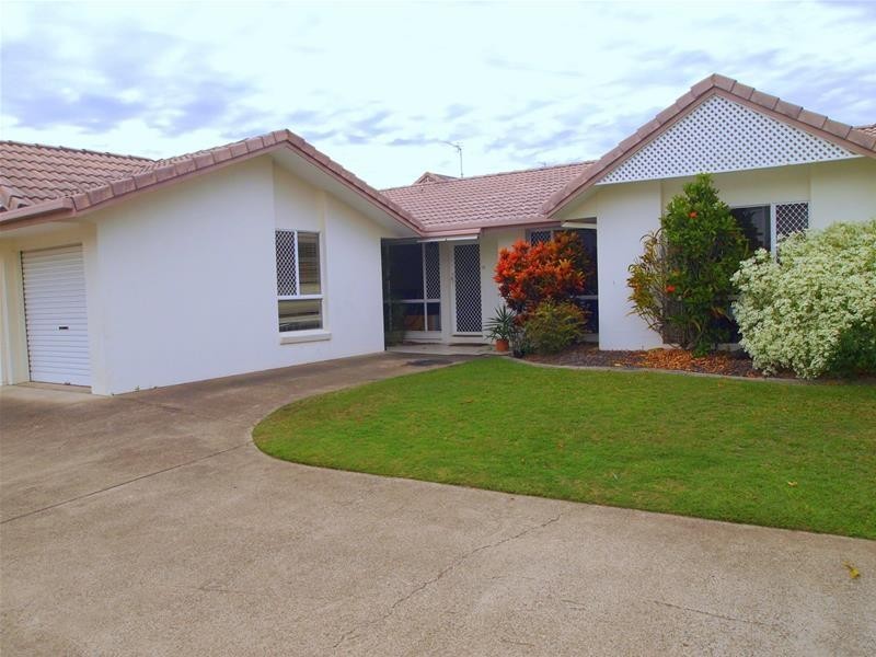 2 St Kevins Avenue, Benowa QLD 4217