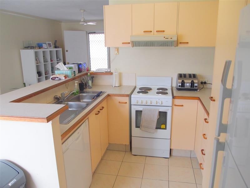 2 St Kevins Avenue, Benowa QLD 4217